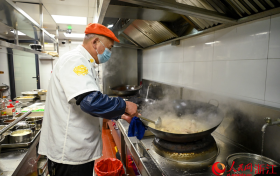 杭州：这顿公益年夜饭“烧”了15年